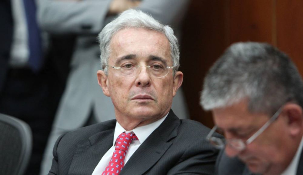 El expresidente de Colombia Álvaro Uribe elude la crítica directa a Gustavo Petro.