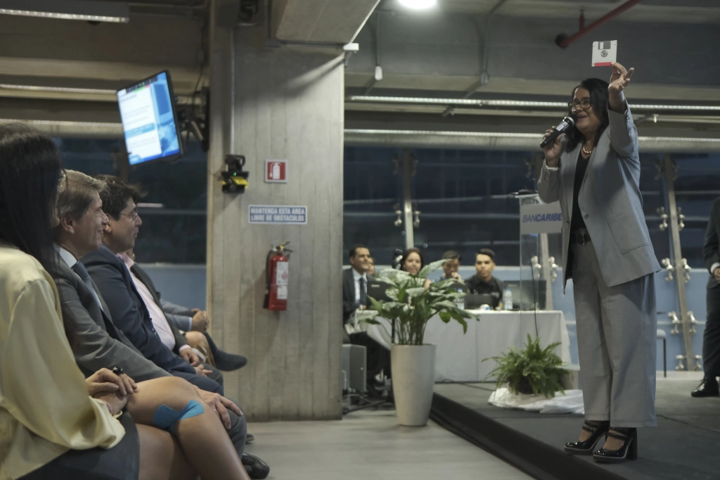 Virginia Aguerrevere, ejecutiva de Bancaribe, explica las innovaciones tecnológicas del banco a clientes empresariales.