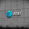 AT&T revirtió sus pérdidas y ganó 14.400 millones de dólares en 2023