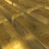 El oro mantiene su senda alcista y toca el nivel más alto desde mayo