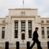 Fed mantiene las tasas altas entre 5,25% y 5,50% y elevó previsión de crecimiento de EEUU a 2,1%