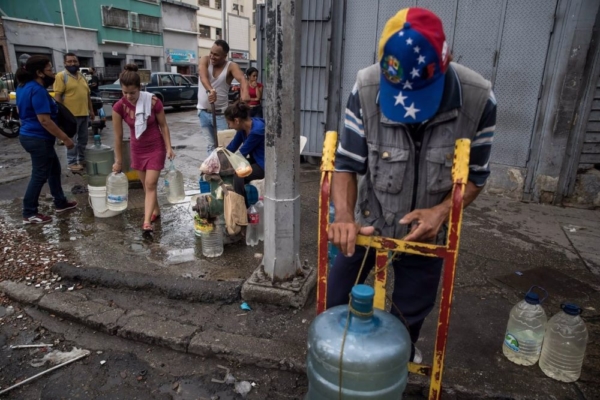 Entre US$70 y US$120 cuesta una cisterna: este lunes #31Jul podría comenzar a «normalizarse» servicio de agua