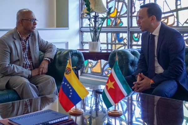 Canciller de Surinam está en Venezuela para impulsar cooperación aérea, agrícola y energética
