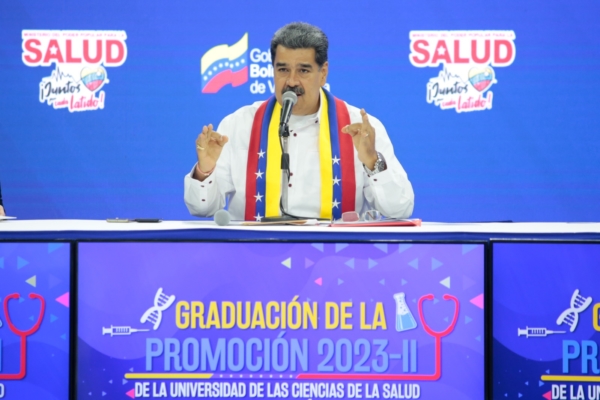 Maduro otorgará becas de estudios y especializaciones en el exterior en materia de salud