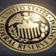 La Fed se prepara para la primera reducción de las tasas de interés en 2025 en medio de una tensión política