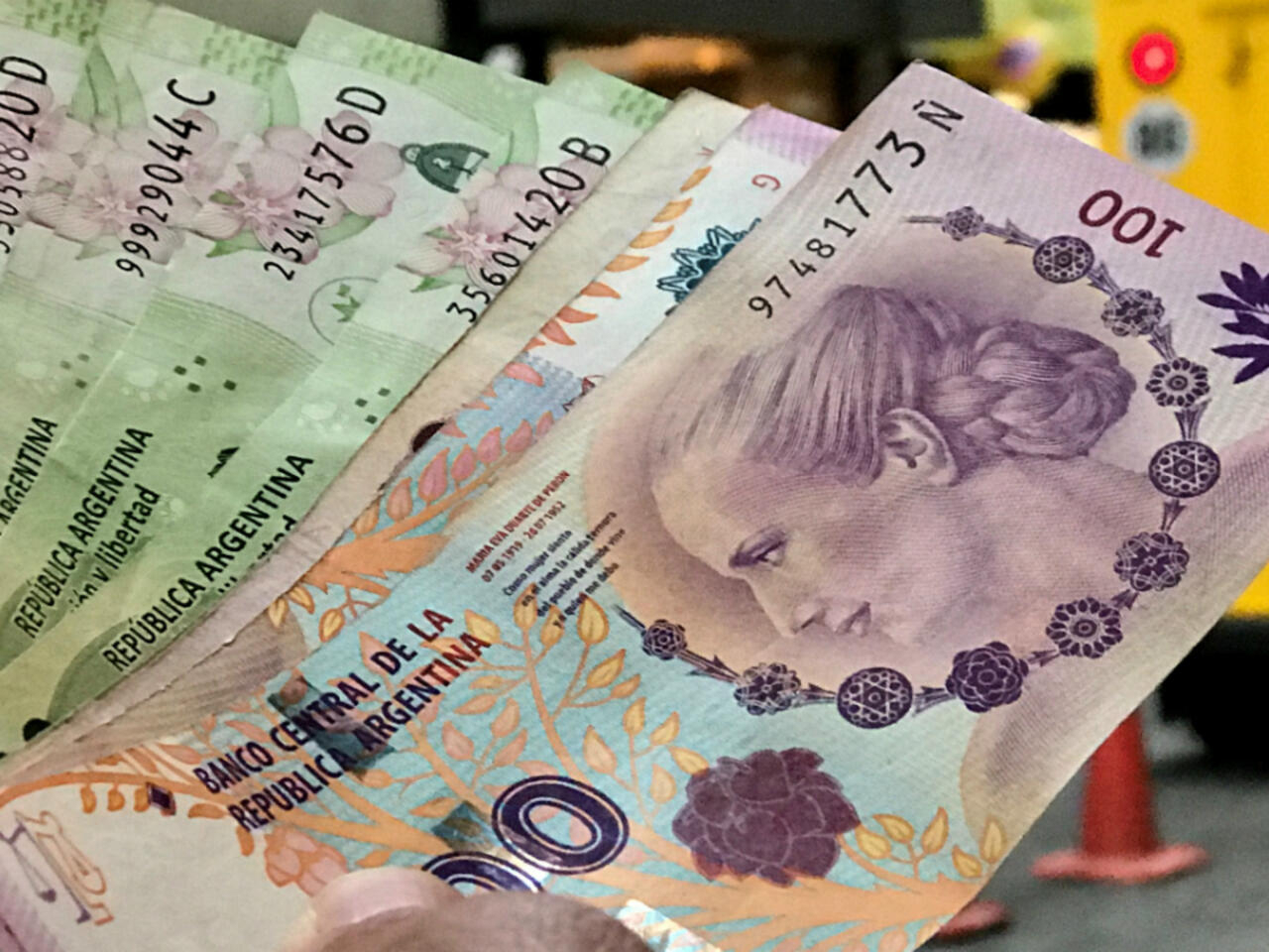 Secretario del Tesoro de EEUU anuncia nuevas intervenciones para apoyar al peso argentino