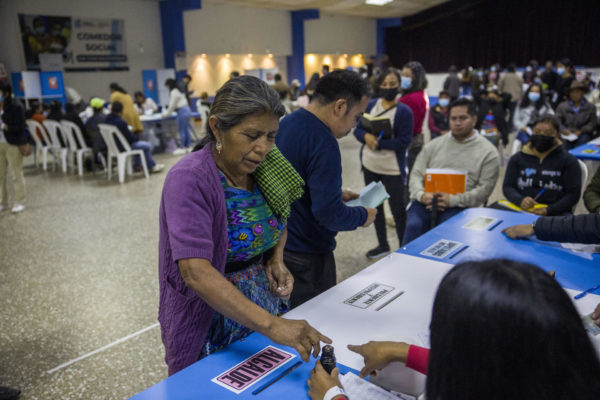Guatemaltecos salen a votar por un nuevo presidente en unos comicios cruciales para la democracia