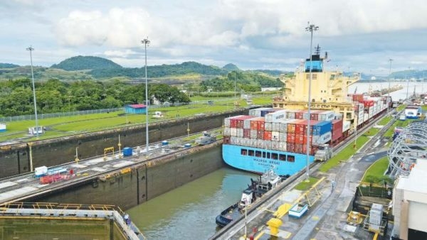 Pagar más para adelantarse y llevar menos mercancía: Los efectos de la sequía en el Canal de Panamá