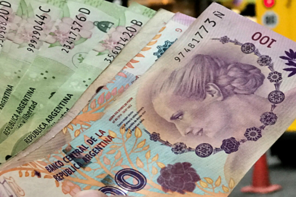 Argentina fija el tipo de cambio por 90 días tras devaluación y descarta un nuevo salto