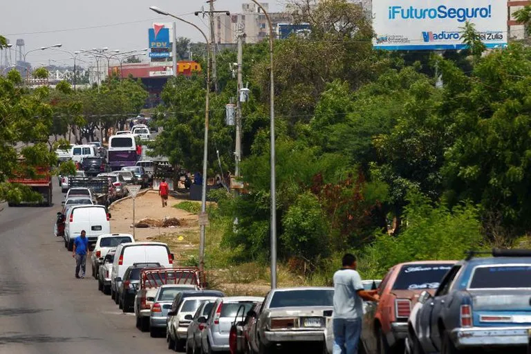 Regresaron las colas para echar gasolina en Caracas.
