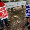 Sindicato UAW se prepara para ampliar la huelga automotriz en EEUU