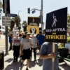 Guionistas y estudios de Hollywood retoman su negociación para desbloquear la huelga