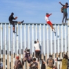 Decenas de migrantes venezolanos aprovechan obras en muro de Tijuana para saltar a EEUU