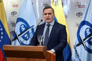 Tarek William Saab renuncia a la Fiscal&iacute;a, pero asume temporalmente la Defensor&iacute;a del Pueblo