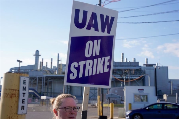 Centenares de despidos temporales en EEUU por huelga en tres fábricas de autos