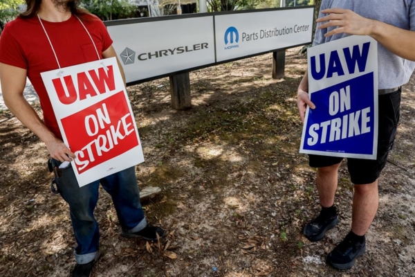 Sindicato UAW se prepara para ampliar la huelga automotriz en EEUU