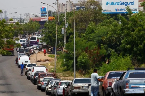 En estaciones de servicio alegan retrasos en suministro: colas kilométricas para surtir gasolina en Caracas y otras ciudades