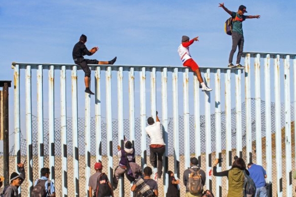 Decenas de migrantes venezolanos aprovechan obras en muro de Tijuana para saltar a EEUU