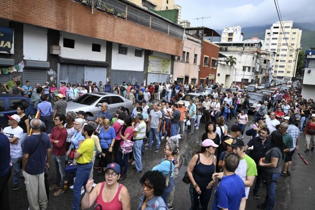 En el interior del país y en centros del exterior se observaron elevadas afluencias de votantes.