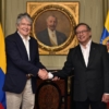 Colombia se compromete a casi duplicar energía que envía a Ecuador para solventar apagones