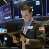 Wall Street cierra a la baja y tasas alcanzan nuevo récord