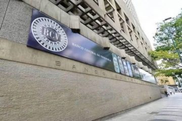D&oacute;lar oficial subi&oacute; 0,80% y se cotizar&aacute; en Bs.347,26 este 21 de enero