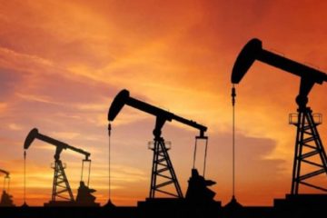 Precios del petr&oacute;leo ceden, con el mercado atento a cumbre Trump-Zelenski