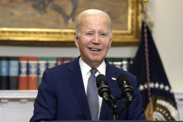Biden asegura a Ucrania el apoyo económico de EEUU pese a oposición del ala trumpista