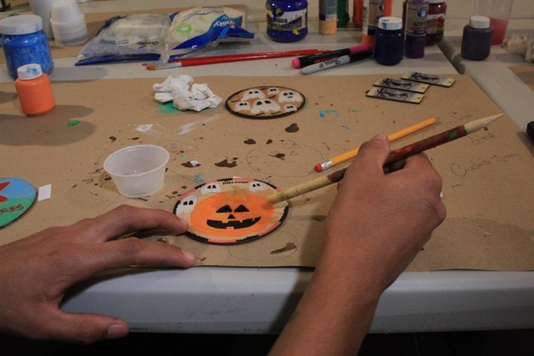 ONG enseñan a migrantes en México a elaborar artesanías para subsistir