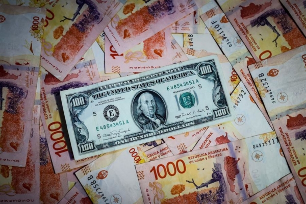 Precio del dólar en Argentina rompe barrera de los 1.000 pesos y sigue en aumento