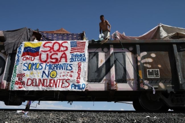 Miles de migrantes bloquean carretera en México para exigir permisos de tránsito a EEUU