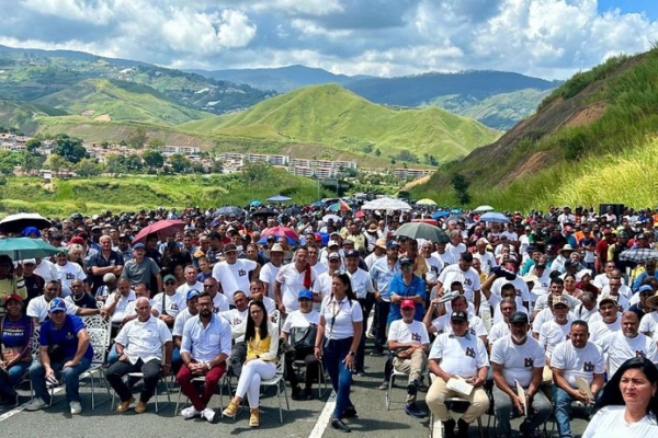 Autoridades venezolanas trabajan con la Banca en un plan de financiamiento para transportistas