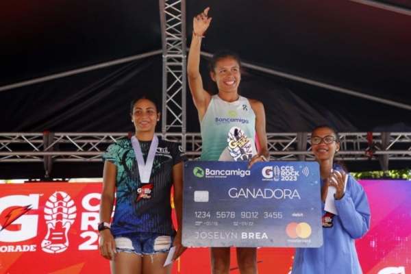 Atleta Bancamiga Joselyn Brea en los más alto del podio de Caracas Rock