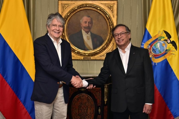 Colombia se compromete a casi duplicar energía que envía a Ecuador para solventar apagones