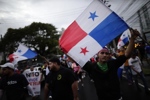 Presidente de Panamá prohíbe nuevas concesiones mineras ante protestas