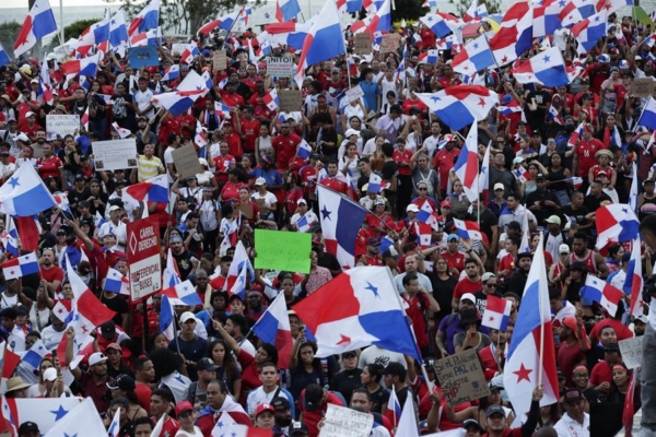 Presidente de Panamá anunció consulta popular para decidir sobre contrato minero
