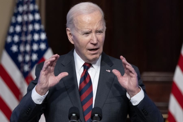 Biden recurre a una ley de la Guerra Fría para aumentar la producción de medicinas