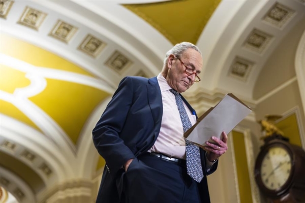 Líder demócrata del Senado de EEUU pide analizar las compras de Chevron y ExxonMobil