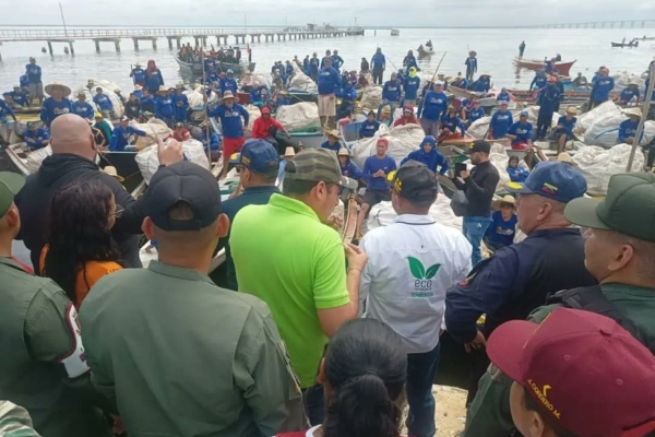 Autoridades retiran 9 toneladas de desechos de orillas del Lago de Maracaibo
