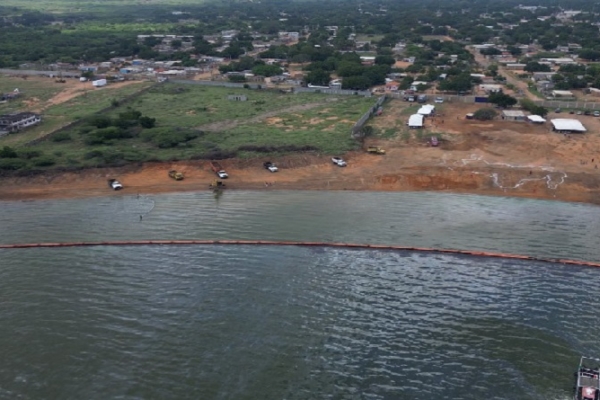 Autoridades evalúan las condiciones del agua del lago de Maracaibo como parte de un plan ambiental