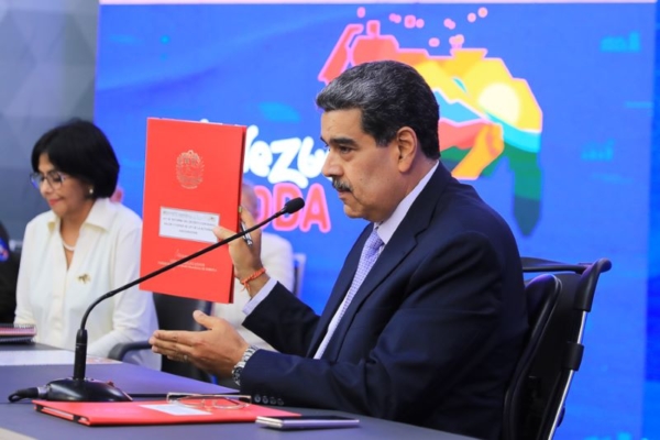 Maduro firma ejecútese de Ley de Actividad Aseguradora y convierte a Margarita en Zona Económica Especial
