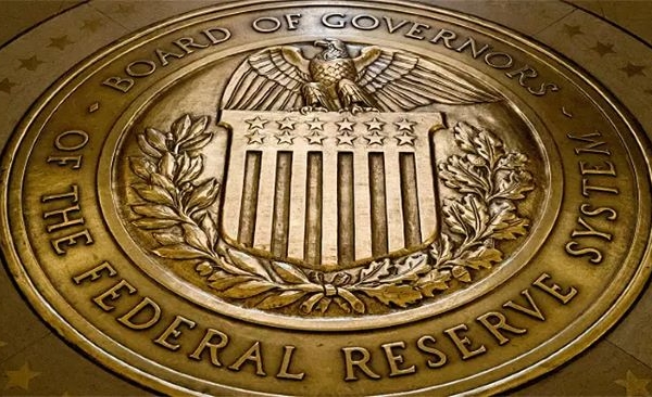 Fed de EEUU mantiene tasas de interés en niveles más altos en 22 años