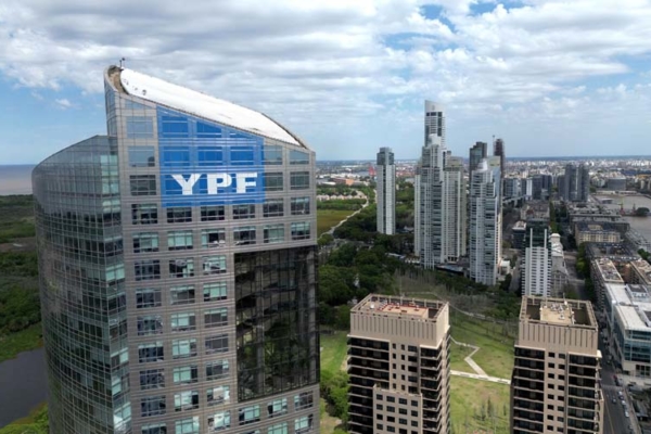 Acciones de la petrolera argentina YPF se disparan un 40% en Wall Street tras la elección de Milei