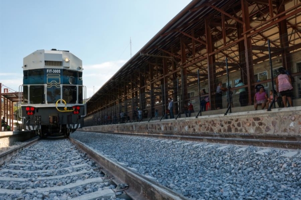 México inaugura un tren para competir con el Canal de Panamá