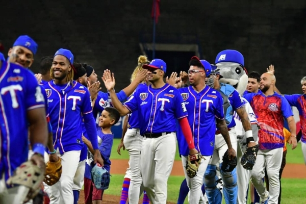 Tiburones de La Guaira se inspiraron y meten miedo con su feroz ofensiva