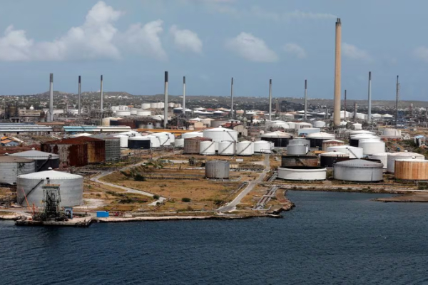 Reuters: PDVSA saldará deuda con refinería de Curazao suministrando combustible