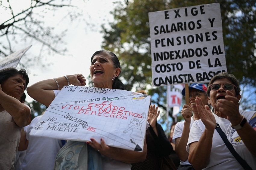 "Nos tocan migajas": Educadores, empleados públicos y jubilados protestaron por aumento salarial