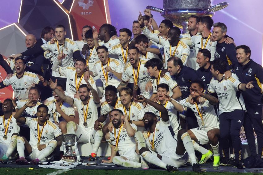 Con 3 goles de Vinicius: Real Madrid aplastó al Barcelona 4-1 y se ...