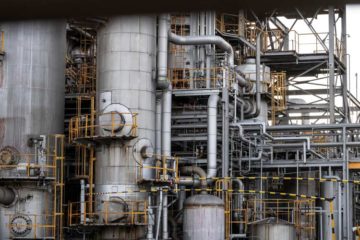 Reservas comerciales de petr&oacute;leo de EEUU bajan, mientras refiner&iacute;as operan a plena capacidad