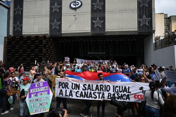 «Nos tocan migajas»: Educadores, empleados públicos y jubilados protestaron por aumento salarial